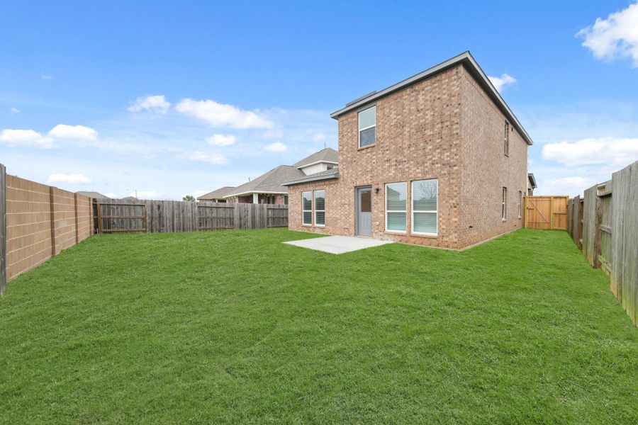 Exterior details and patio area of a home in Lago Mar, Texas City (Image 4).