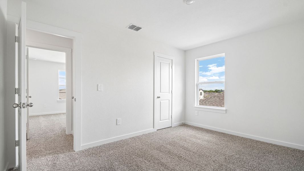Spacious, unfurnished interior of a new home in Rosenbusch Ranch, Leander (Image 32).