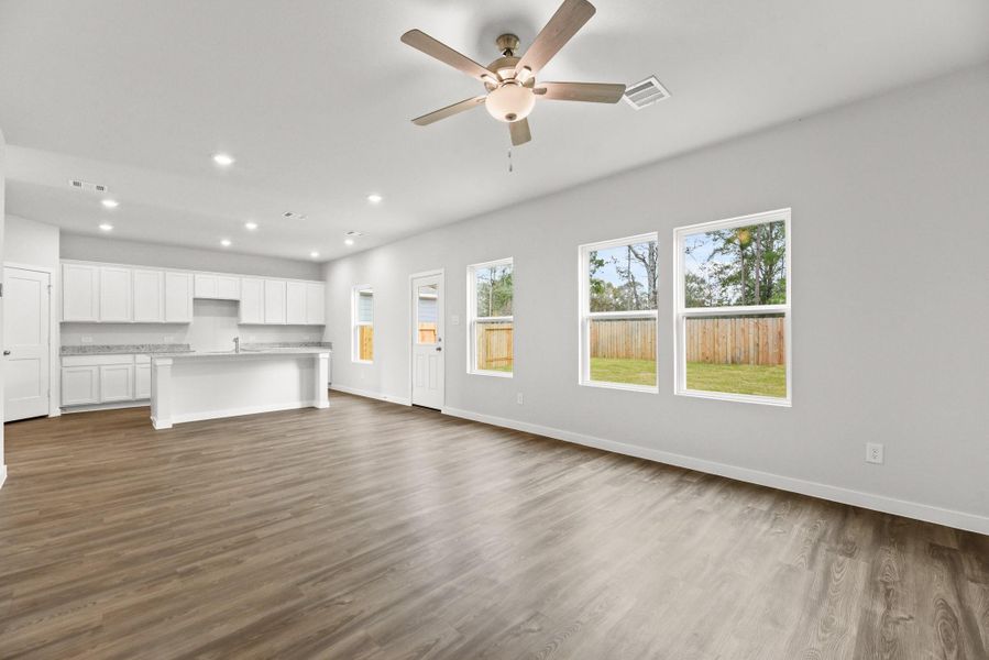 Spacious, unfurnished interior of a new home in Crockett Meadows, Cut and Shoot (Image 19).