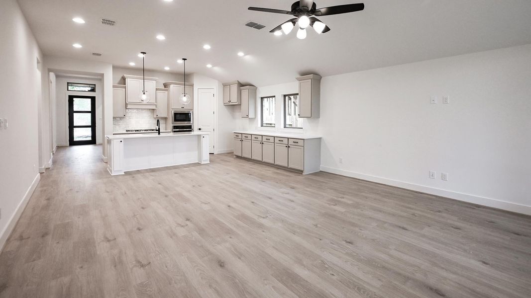 Spacious, unfurnished interior of a new home in Crosswinds, Kyle (Image 14).