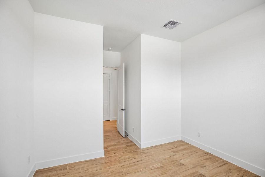 Spacious, unfurnished interior of a new home in , Mont Belvieu (Image 34).