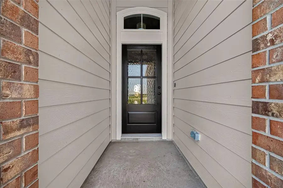 Exterior details and patio area of a home in , Angleton (Image 27).
