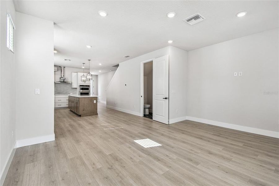 Spacious, unfurnished interior of a new home in , Tampa (Image 25).