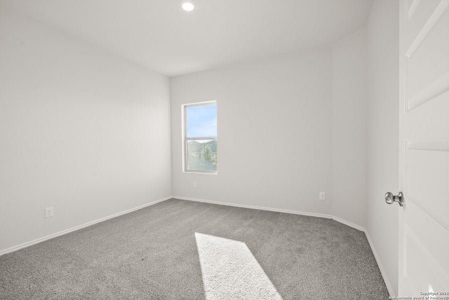 Spacious, unfurnished interior of a new home in Blue Ridge Ranch, San Antonio (Image 20).