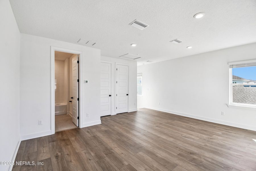 Spacious, unfurnished interior of a new home in , Jacksonville (Image 17).