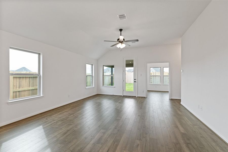 Spacious, unfurnished interior of a new home in Oakwood Estates, Waller (Image 18).