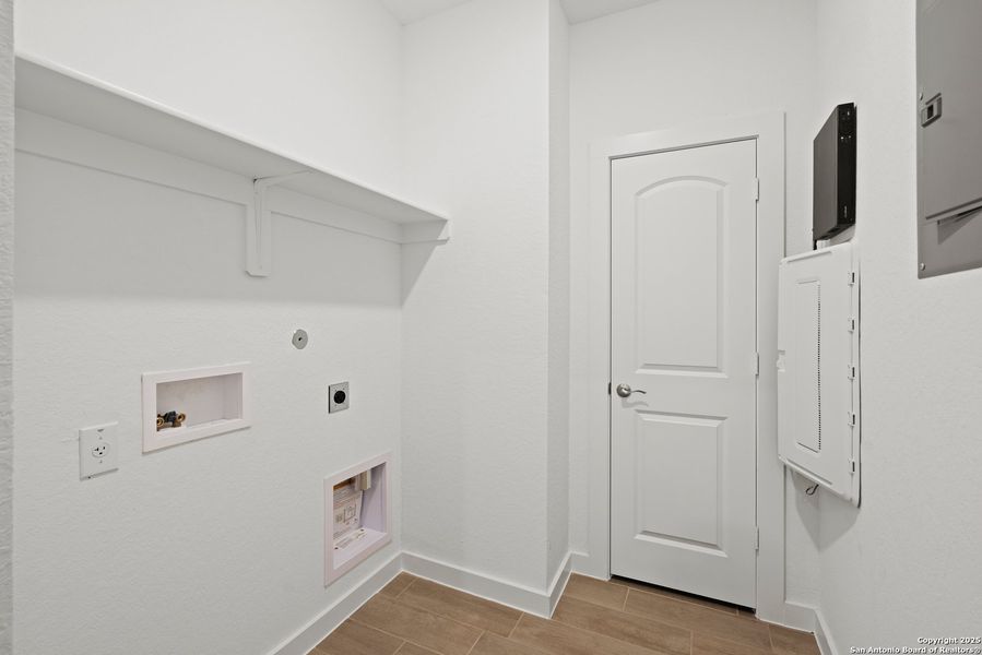 Spacious, unfurnished interior of a new home in Saddle Creek Ranch, Cibolo (Image 29). Spacious, unfurnished interior of a new home in Saddle Creek Ranch, Cibolo (Image 29).