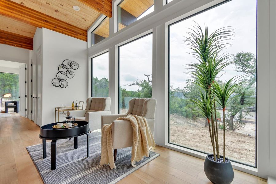 Can be used as a dining room or sitting area Can be used as a dining room or sitting area