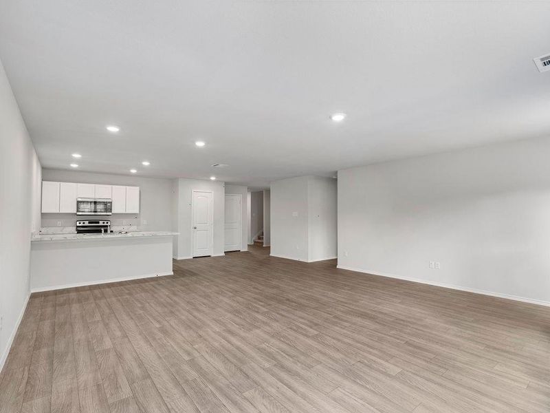 Spacious, unfurnished interior of a new home in Shirey Forest - Branches, Lufkin (Image 15).