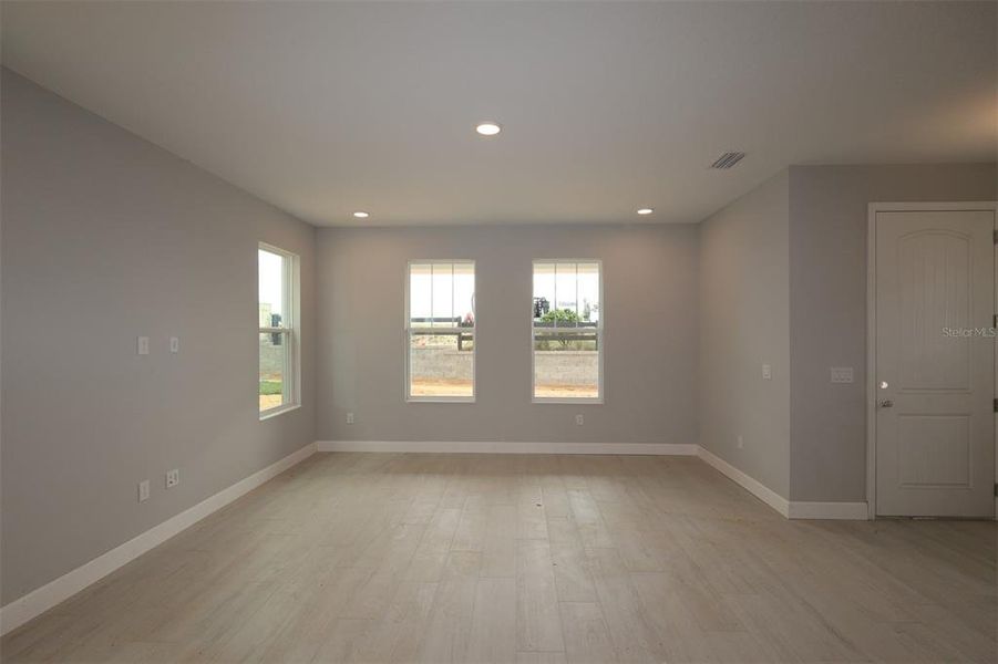 Spacious, unfurnished interior of a new home in Lake Star at Ovation, Winter Garden (Image 8).