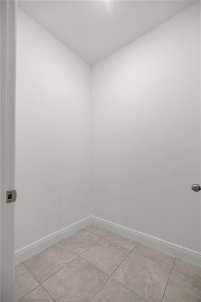 WALK IN CLOSET MASTER BEDROOM