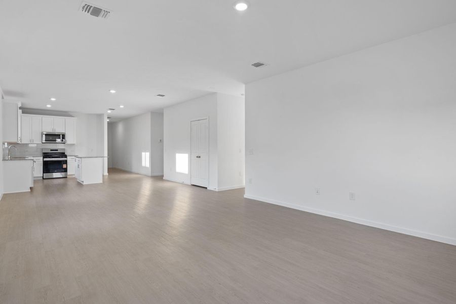 Spacious, unfurnished interior of a new home in Windcress, Baytown (Image 13). Spacious, unfurnished interior of a new home in Windcress, Baytown (Image 13).