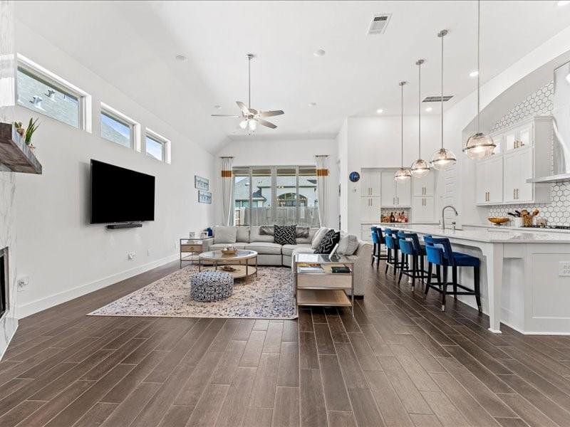 Aristocratic-Looking from every angle Aristocratic-Looking from every angle