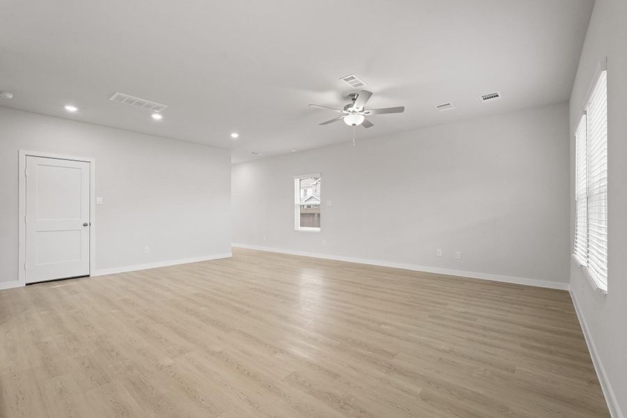 Spacious, unfurnished interior of a new home in Lakes at Black Oak, Magnolia (Image 15).