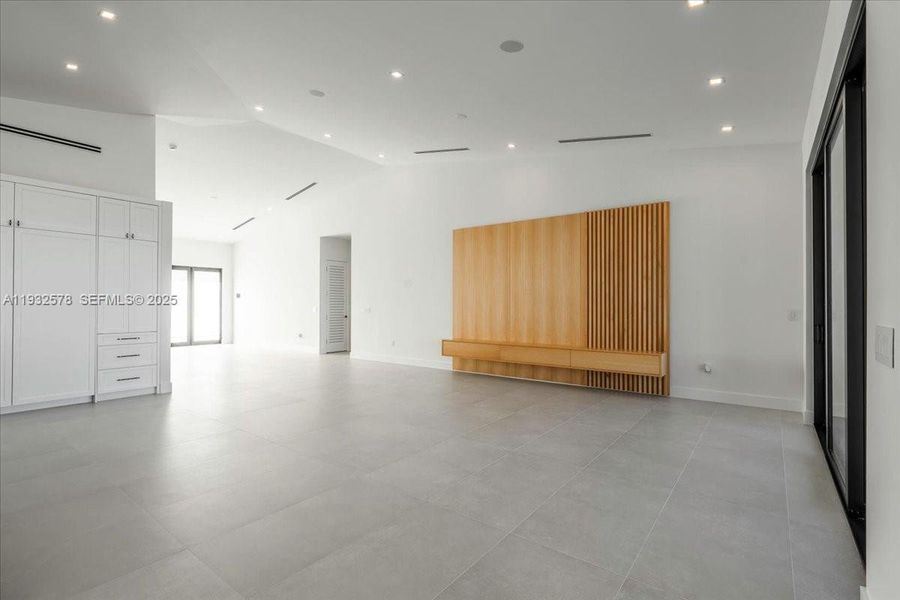 Spacious, unfurnished interior of a new home in , Marathon (Image 63).