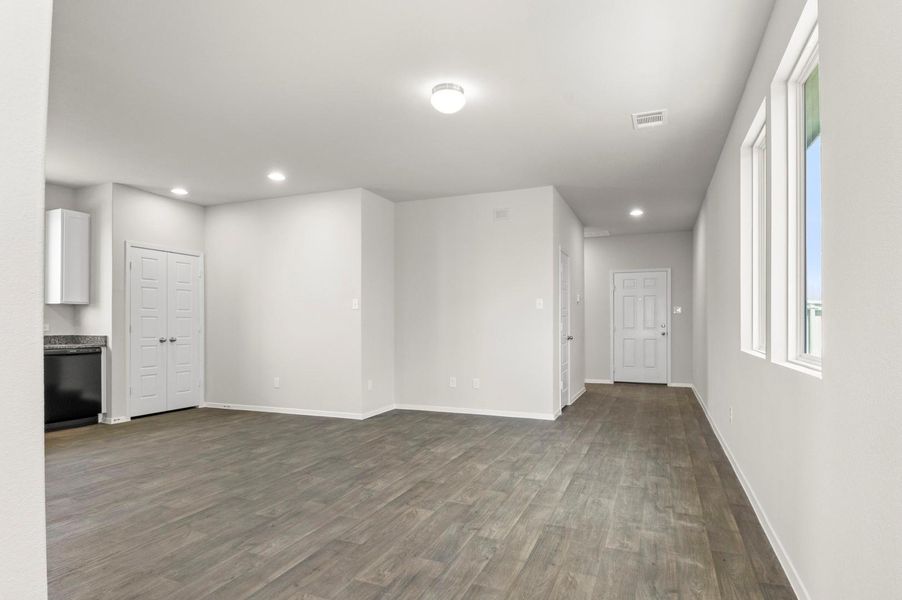 Spacious, unfurnished interior of a new home in Casetta Ranch, Kyle (Image 29).