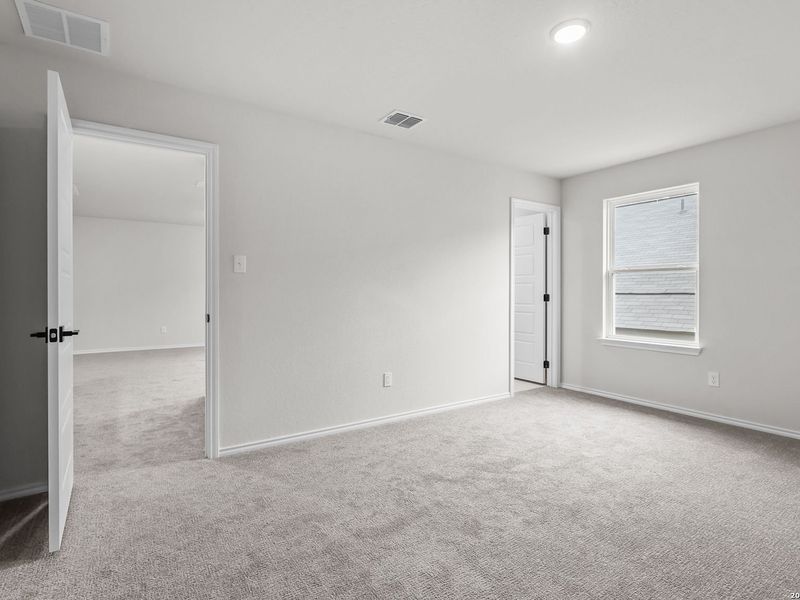 Spacious, unfurnished interior of a new home in Royal Crest, San Antonio (Image 27).