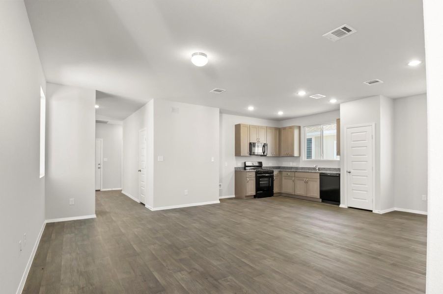 Spacious, unfurnished interior of a new home in Harvest Ridge, Elgin (Image 22).