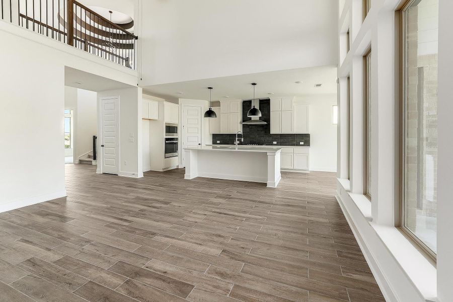 Spacious, unfurnished interior of a new home in Lakeside at Tessera - 50', Lago Vista (Image 16).