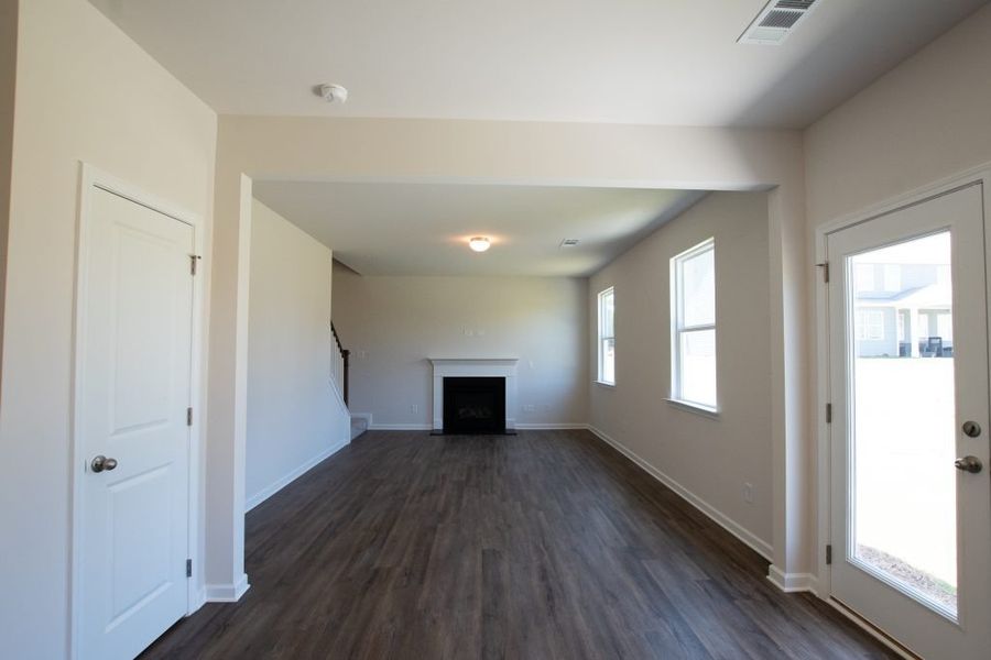Spacious, unfurnished interior of a new home in Creekside Landing, Dallas (Image 35).