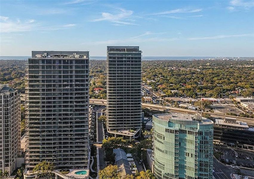 Condo located in Tampa, FL showcasing its design and architecture (Image 39).