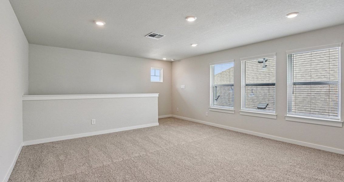 Spacious, unfurnished interior of a new home in Meyer Ranch, New Braunfels (Image 20).