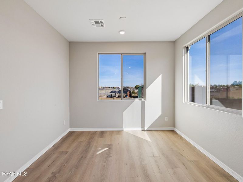 Spacious, unfurnished interior of a new home in North Ridge at Pronghorn Ranch, Prescott Valley (Image 22).