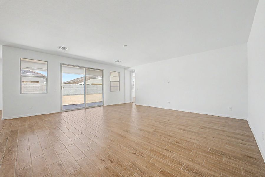 Spacious, unfurnished interior of a new home in Las Ventanas - RV Collection, Goodyear (Image 7).
