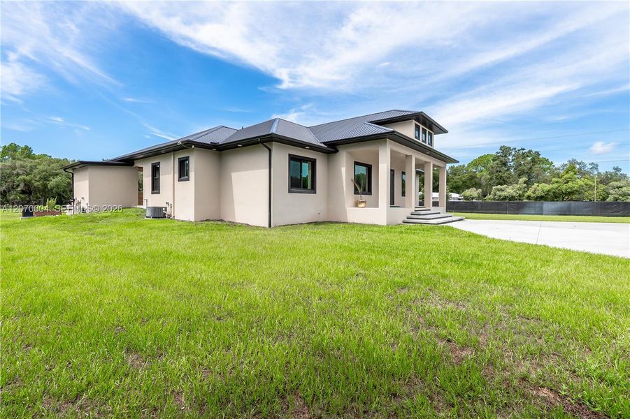 Exterior details and patio area of a home in , Clewiston (Image 24).