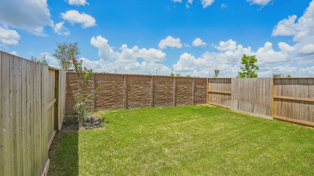 Exterior details and patio area of a home in Meridiana Townhomes, Iowa Colony (Image 18).
