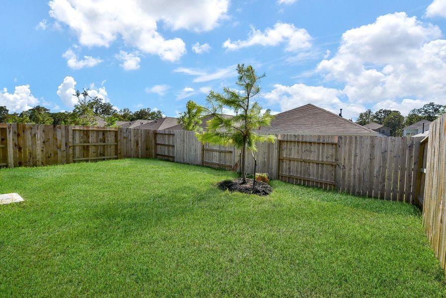 Exterior details and patio area of a home in Ladera Trails, Conroe (Image 24).