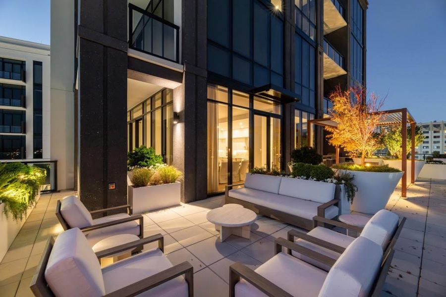 Condo located in Atlanta, GA showcasing its design and architecture (Image 4).