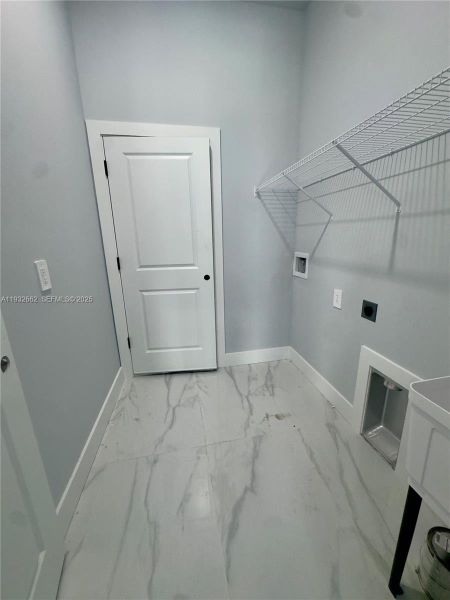 Spacious, unfurnished interior of a new home in , Lehigh Acres (Image 19).