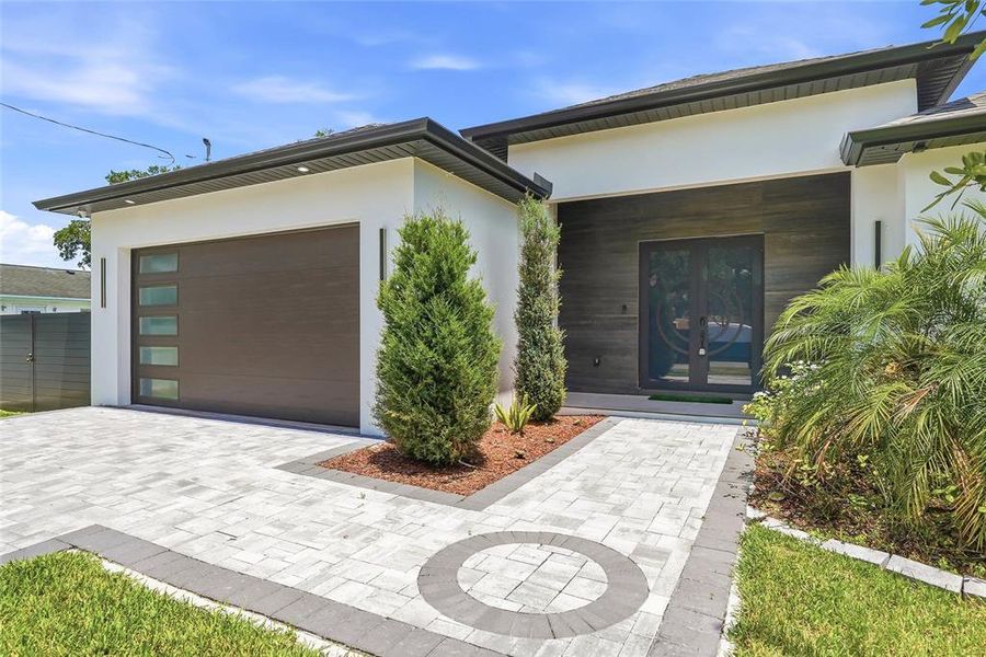 Exterior details and patio area of a home in , Tampa (Image 32).