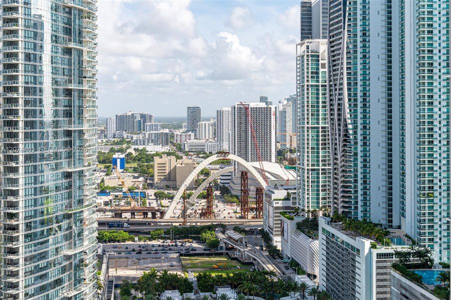 Condo located in Miami, FL showcasing its design and architecture (Image 22).