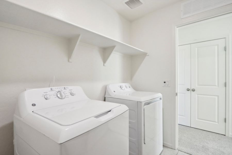 Representative interior finishes for a home built from the Eclipse by Starlight Homes in Laveen Farms, Phoenix (Image 13).