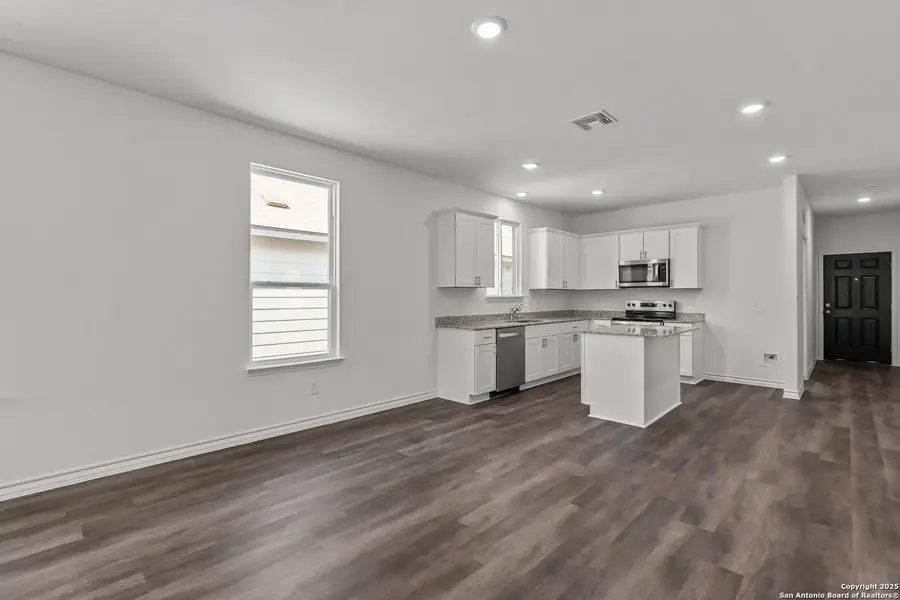 Spacious, unfurnished interior of a new home in The Overlook at Creekside, New Braunfels (Image 10).