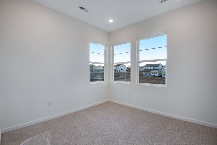 Spacious, unfurnished interior of a new home in Sterling Ranch, Littleton (Image 30).
