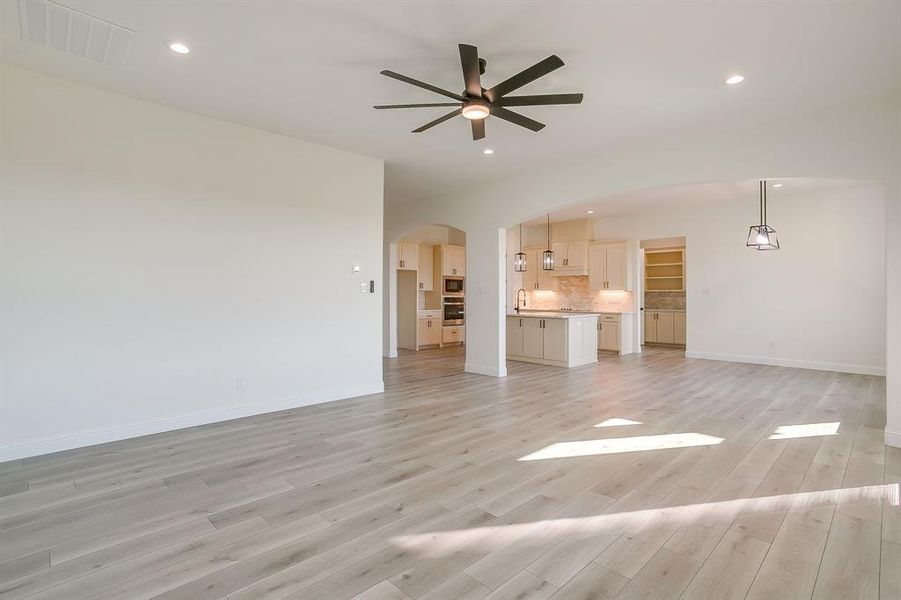 Spacious, unfurnished interior of a new home in , Grandview (Image 19).