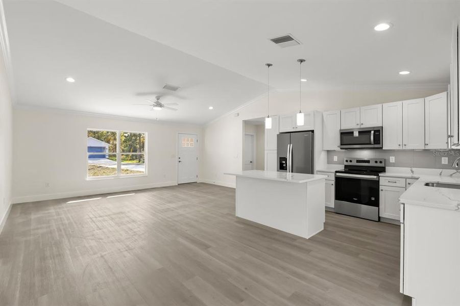 Spacious, unfurnished interior of a new home in , Ocklawaha (Image 27).