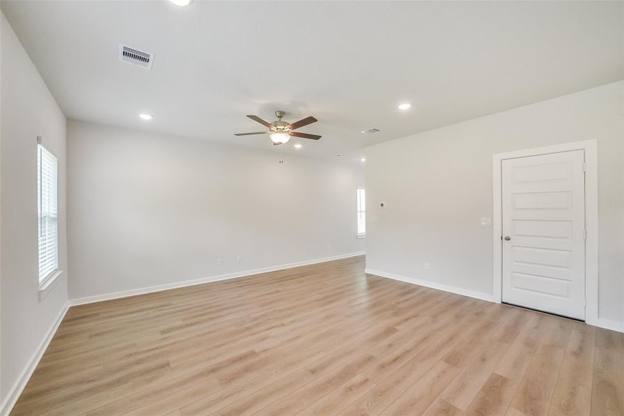 Spacious, unfurnished interior of a new home in Lakes at Black Oak, Magnolia (Image 16).