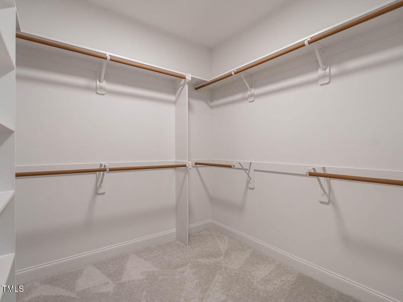 033-1280x960-primary-closet