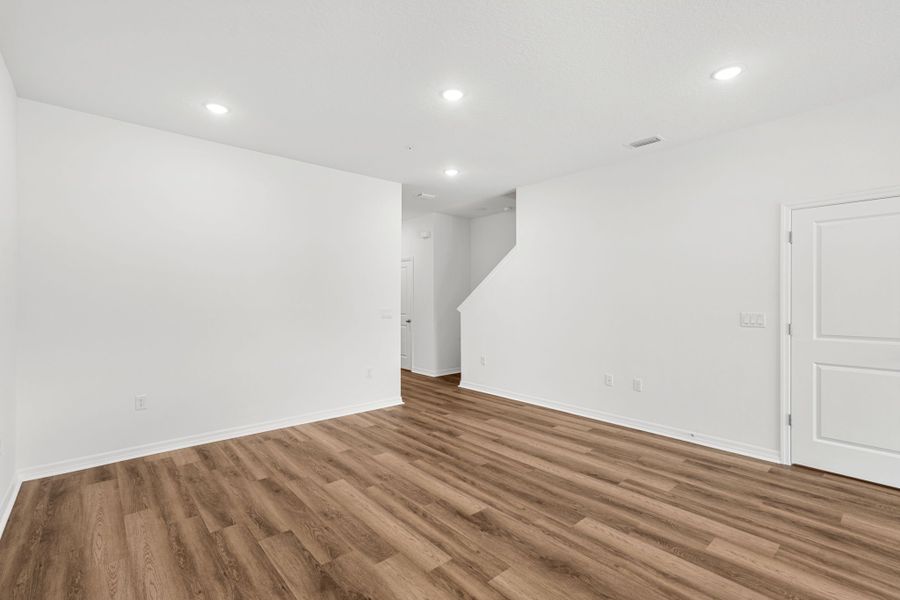 Spacious, unfurnished interior of a new home in Shenandoah Reserve, Orlando (Image 18).
