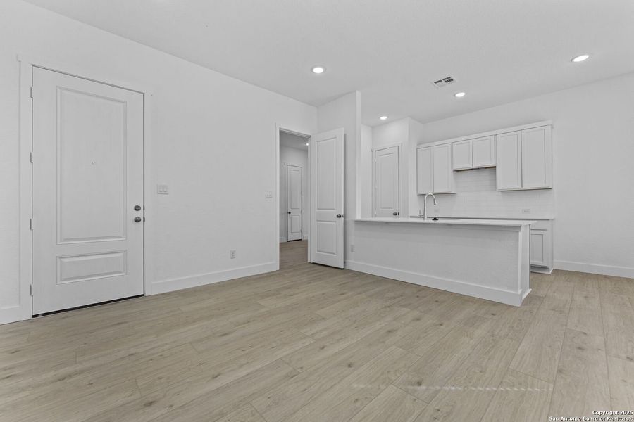 Spacious, unfurnished interior of a new home in , New Braunfels (Image 16).