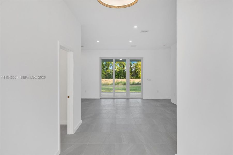 Spacious, unfurnished interior of a new home in , Lehigh Acres (Image 14).