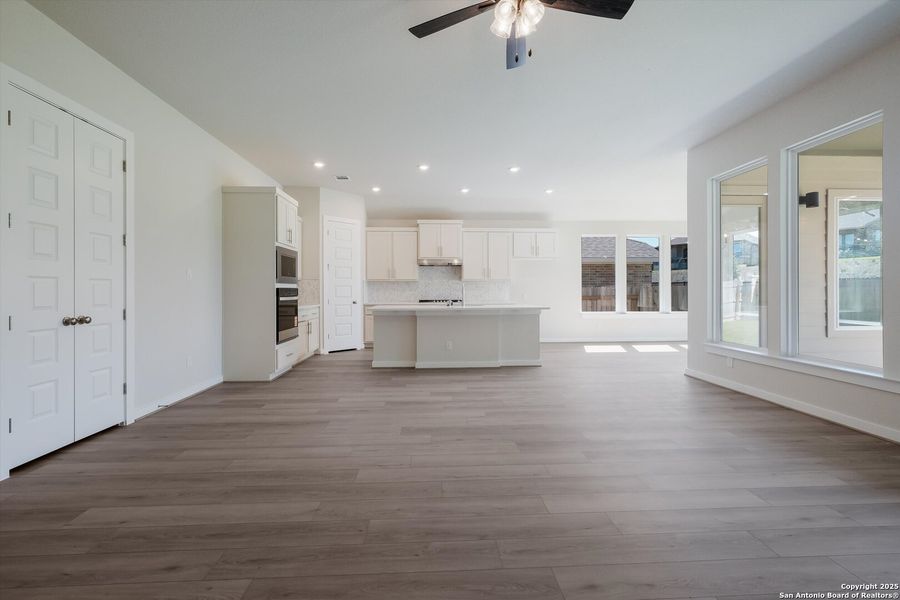 Spacious, unfurnished interior of a new home in Meyer Ranch, New Braunfels (Image 20). Spacious, unfurnished interior of a new home in Meyer Ranch, New Braunfels (Image 20).