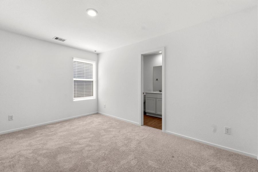Spacious, unfurnished interior of a new home in Tavola, New Caney (Image 29).