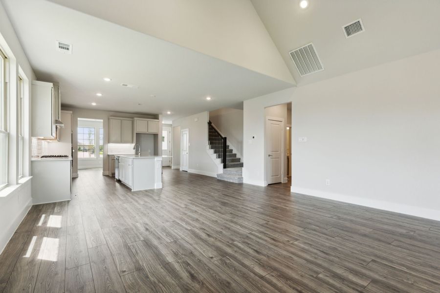 Spacious, unfurnished interior of a new home in Dove Hollow, Waxahachie (Image 17).
