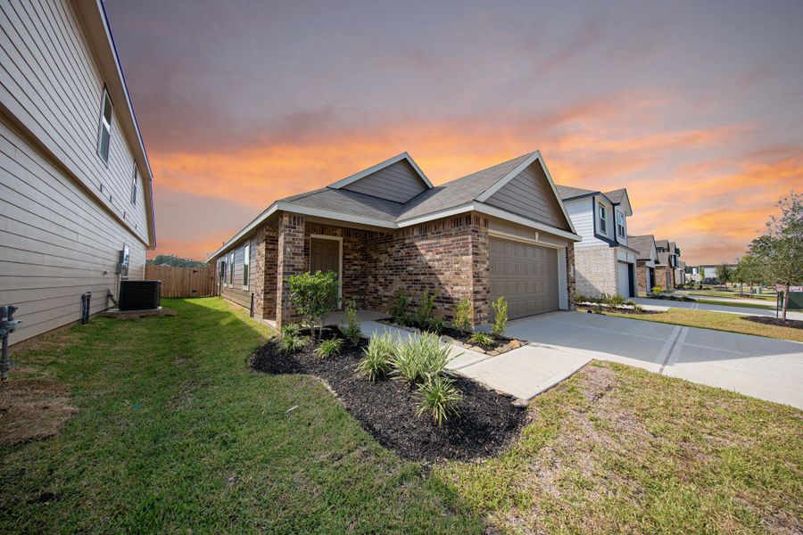 Exterior details and patio area of a home in Mackenzie Creek, Conroe (Image 4).