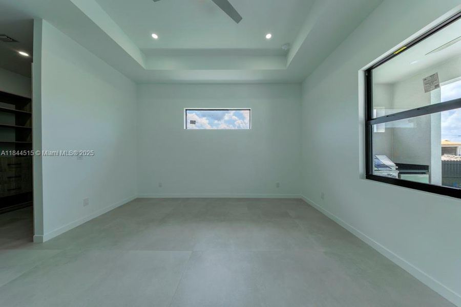 Spacious, unfurnished interior of a new home in , Cape Coral (Image 14).